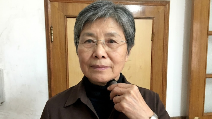 63 岁全喉切除老年女性使用仁声 RENSN 电子喉助讲器实拍,失声后恢复社交交流