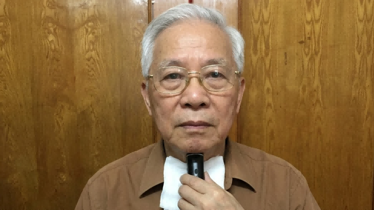 72 岁喉癌全喉切除老人使用仁声电子喉助讲器实拍,术后恢复说话交流